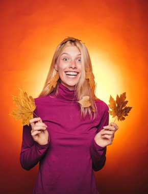Bir mevsimlik giysiler whith altın varak çekici genç kadın. İç çamaşırı sonbahar indirimler. Bayan Külot satışı. Sonbahar ruh hali ve hava sıcak ve güneşli ve yağmur mümkündür. Moda kızlar