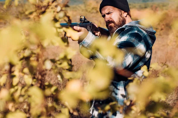 Chasseur avec un fusil de chasse dans un vêtement de tir traditionnel. Chasseur avec fusil de chasse en chasse. Homme tenant un fusil de chasse . — Photo