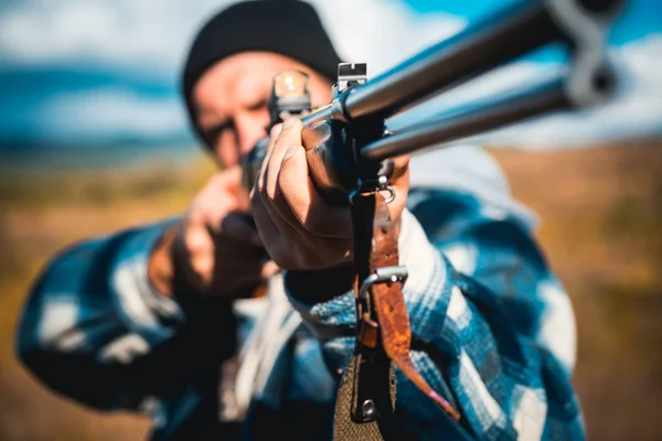 Jäger mit Gewehr auf Jagd. geschlossene und offene Jagdsaison. Jagd in Amerika. Kleines Spiel. Lauf einer Waffe. — Stockfoto