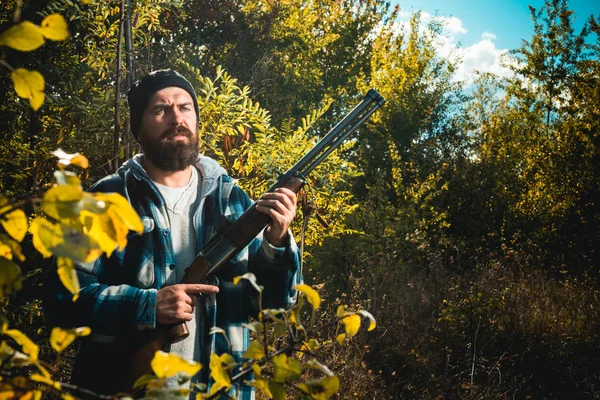 Braconnier avec fusil repérant des cerfs. Braconnier de chasse illégal dans la forêt. Chasseur avec fusil de chasse sur chasse . — Photo