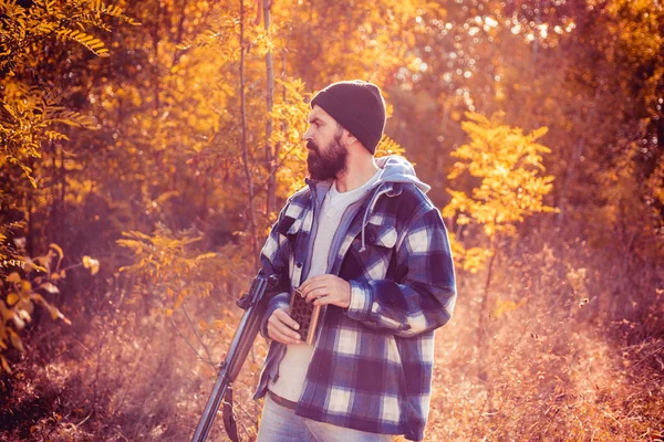 Chasseur avec fusil de chasse en chasse. Portrait de Hunter hamdsome . — Photo