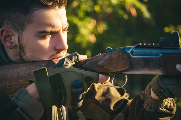 Scharfschützen aus nächster Nähe bei der Jagd im Freien. Gewehr. Jäger mit Gewehr auf Jagd. — Stockfoto