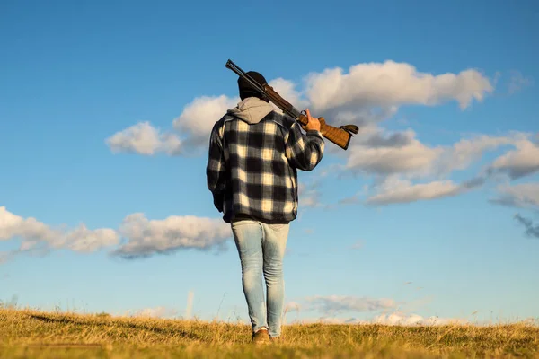 Lov je praxe zabíjení nebo odchytu zvířat. Hunter s brokovnicí zbraní na lov. — Stock fotografie