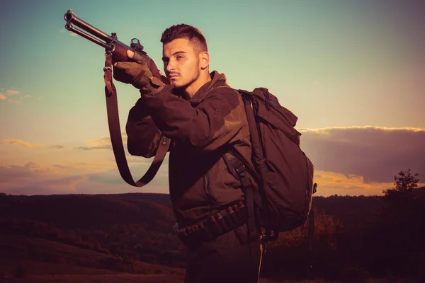 Sporting clay and skeet shooting. Hunter with shotgun gun on hunt. Hunting is the practice of killing or trapping animals. Hunting gun. — Stock Photo, Image