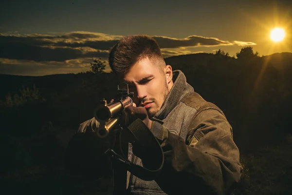 Close-up van sluipschutters karabijn op de jacht op buiten. Geweer Hunter afsteekt in prachtige zonsondergang. Hunter met krachtige geweer met bereik dieren spotten. — Stockfoto