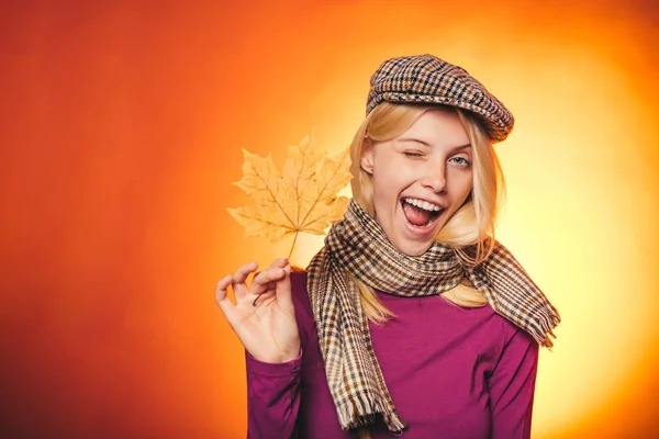 Boldog fiatal nő szórakozik Levél ősszel. Divatportré egy gyönyörű érzéki nőről. Közelkép portré. Lehullik a levél. Vonzó fiatal nő egy szezonális ruhát whith arany levél. — Stock Fotó
