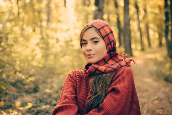 좋은 날씨를 즐긴다. 아름다운 여인이 공원을 거닐며 아름다운 가을을 즐기고 있습니다. 가을에 기분좋게 포즈를 취하는 귀여운 소녀. 가을 공원의 행복 한 소녀. — 스톡 사진
