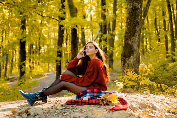 Luz retocada y natural. Modelo romántico de mujer de otoño. Mujer joven romántica sobre fondo natural al aire libre. Copia espacio para texto. Mujer de otoño divirtiéndose en el parque y sonriendo —  Fotos de Stock