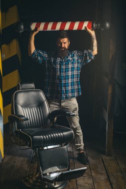 Berber direği. Usta Kuaför yok saç modeli ve tarz ile makas ve tarak. Kuaför saç modeli bir sakallı bir adam yapar..