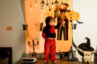 Arka plan Cadılar Bayramı için dekore edilmiştir. Cadılar Bayramı partisi ve komik kabak. Mutlu Cadılar Bayramı gömlek. 31 Ekim. Mutlu tatiller çıkartmaları. Kabak ile poz iskelet.