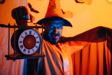 Sihir, büyü ve büyücülük. Korku korkunç yüz adam olun kabak kafa jack fener gökyüzü arka plan üzerinde gidiyor.