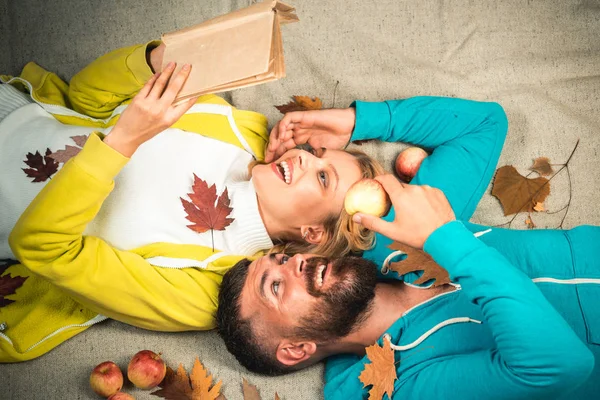 美丽的温柔夫妇做广告你的产品和服务。浪漫夫妇穿着套头衫在秋季叶子背景。秋天的夫妇穿着秋天的衣服, 看起来很感官. — 图库照片