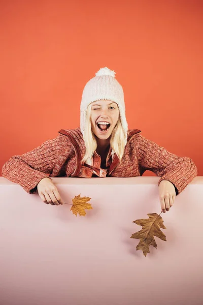 Zoete jonge vrouw op regen herfstdag in herfst kleren dragen. Mooi meisje met achtergrond board voor Copyspace. Herfst meisje herfst verkoop voorbereiden. — Stockfoto