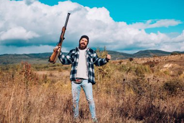 Amerikan av tüfekleri. Sınır tanımayan avlar. Hunter avı av tüfeği silahla. Dağ avcılık.