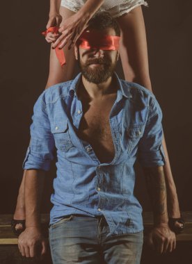 Şehvetli çift rol seks oyun oynuyor. BDSM. esaret, cinsellik ve erotik kavramı. Egemenlik ve gönderme. Seks adam Sevgililer günü hediyesi. Fetiş ve sürpriz. Şehvetli aşk kavramı.