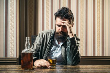 Alkolizm. Bağımlılığı kriz. Alkol bağımlılığı ve insanlar kavramı erkek alkolik geceleri konyak içmeye. Depresif dostum içinde bar alkol bir şişe. Bağımlılığı durdurmak. Adam kriz kavramı.