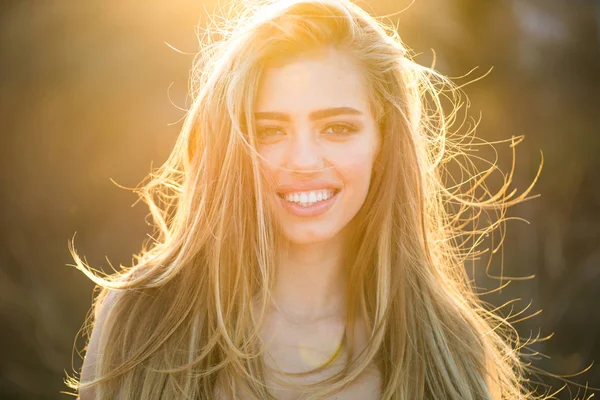 Amerikanska flickan med en blond soliga frisyr leende. Atmosfäriska livsstil av ung vacker dam. Happy och smile koncept. Leende solig kvinna njuter av höstens sunset. — Stockfoto