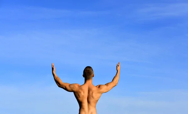 Sport kopiert Raum. gesunde Männer in blauem Himmel Hintergrund. Perfekte Big Power gebräunten Körper posiert mit schönem Rücken gegen leere Kopierraum Wand für Ihre Werbeinhalte. Freiheit und Natur genießen. — Stockfoto