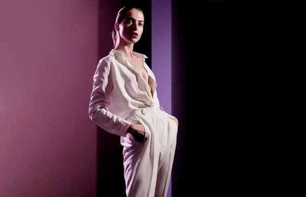Módní copy prostor. Moderní žena oblečení koncept atraktivní model v elegantní bílé barvy růžové pozadí. Módní a elegantní styl na jaře. Prostor pro inzertní obsah kopírovat. — Stock fotografie