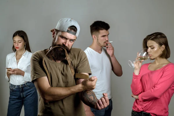 Наркоман и алкоголик. Затягивающая группа, включая алкогольные сигареты и наркотики . — стоковое фото