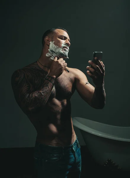 Kas Latin erkekler ustura. Tıraş makinesi ile styling yapıyor. Şık adam sakal portresi. Acımasız adam. — Stok fotoğraf