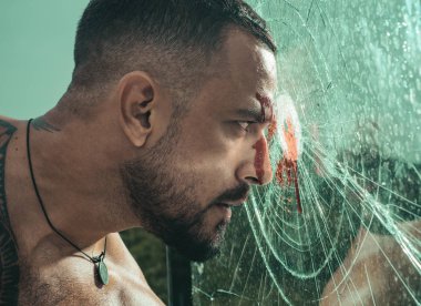 Kavga. Kas vücut delme ile adam. Şık seksi adam uzakta arıyorum. Yakışıklı acımasız adam gri arka plan üzerinde. Acımasız yakışıklı erkek portresi