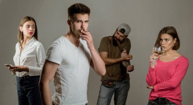 Sigara bağımlılığı. Gerçek sosyal sorun. Uyuşturucu bağımlısı ya da tıbbi kötüye kavramı. Üzgün adam kamera seyir depresyon ile.