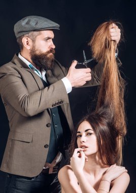 Sakallı Kuaför moda hairstail yapmak. Güzel model çok uzun saçlı. Kuaför, Güzellik Salonu.