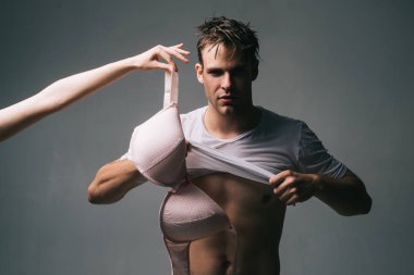 Erkek striptizciler ve kadın dansçıları. Striptiz özel danstır. Cinsiyet rolleri. Kulüpte özel dans.