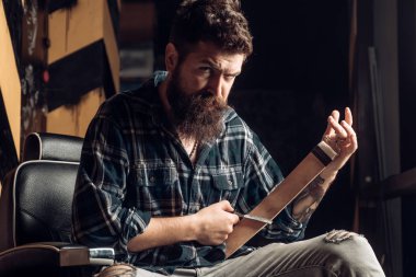 Berber dükkanı. Bıyık cilası. Kuaför salonu ve berber klasiği.