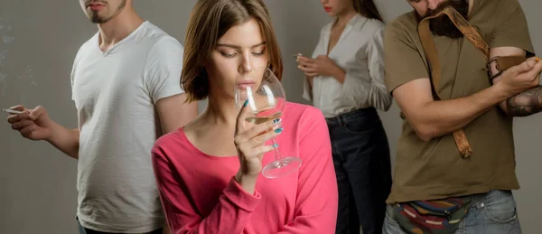 Una mujer muy triste que tiene adicción al alcohol. Psicólogo terapeuta problemas sociales concepto de adicción al alcohol. Detener la adicción al alcohol. Adicción alcohólica —  Fotos de Stock