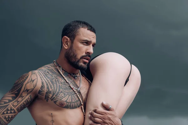 Salão de tatuagem. Latinos tatuados - conceito sexual. Apaixonado amante acariciando despertando mulher bonita. Mulher sensual com homem bonito. — Fotografia de Stock