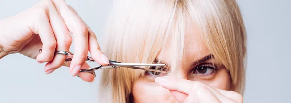 Chica rubia cortada en la parte delantera. Cierra el peinado con flequillo. Concepto de cuidado del cabello . —  Fotos de Stock