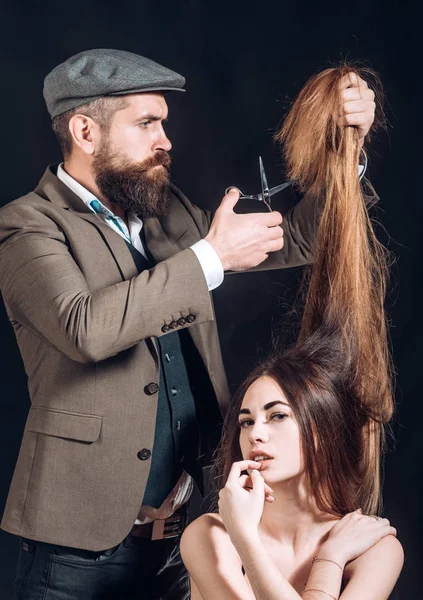 Coiffeur barbu faire coiffure mode. Beau modèle aux cheveux très longs. Coiffeur, salon de beauté . — Photo