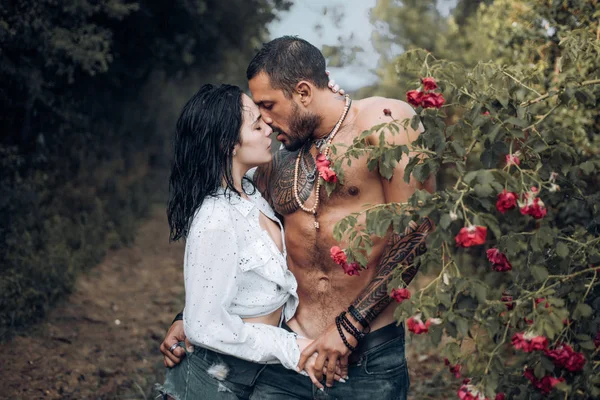 性感夫妇接吻在花园里。浪漫时刻的年轻恋人。感觉和情感概念。情侣恋爱. — 图库照片