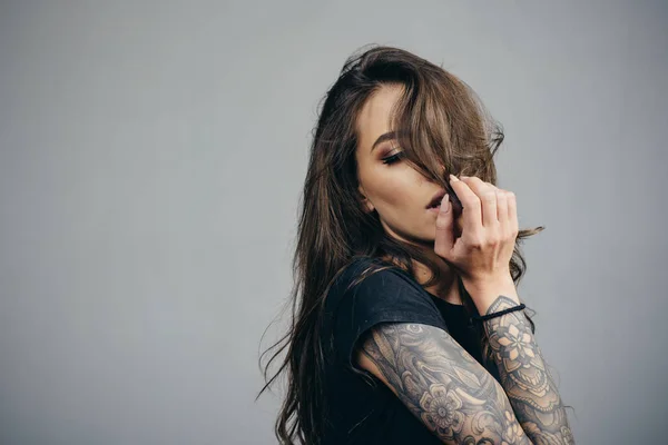 Latinos americanos. Menina brutal sexy com tatuagem. Mulher elegante - roupa casual. Mulher de moda atraente bonita. Cuidados e produtos capilares . — Fotografia de Stock