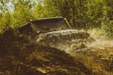 Jeep bir su birikintisi içine çöktü ve kir bir sprey kadar aldı. 4 x 4 trekking seyahat. Sefer offroader. Çamur ve su sıçrama off-road yarış.