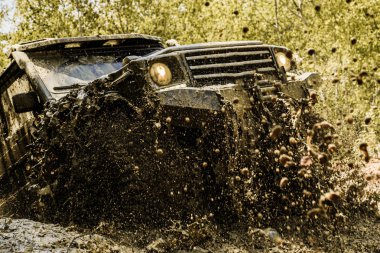 Mudding off-Road'a benziyor ıslak çamur veya kil bir alan üzerinden. Çamur üzerinde izlemek. Jantlar lastikler hareket ve off-road bu toz içinde geçerli.