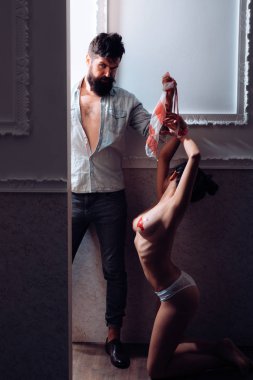 Ön sevişme cinsel oyun Dominantning. Hakim soyunmak itaat bir ortağı baştan. Esaret ve bdsm ile alışveriş