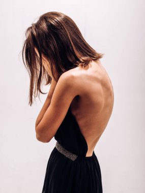 Ağlayan kız elleriyle yüzünü kapsar. İş ve dur cinsel taciz, cinsel taciz. Vücuduma dokunma. Hayır kadınlar taciz. Tecavüz ve cinsel taciz kavramı.