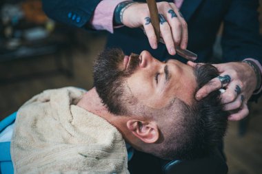 Sonra tıraş tahrişi. Kuaför Salonu. Bıyık balmumu. Saç salonu ve Kuaför vintage.