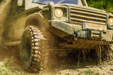 Çamur ve su sıçrama off-road yarış içinde. Drag racing araba lastik yakar. Aşırı. Off-Road arabalar.