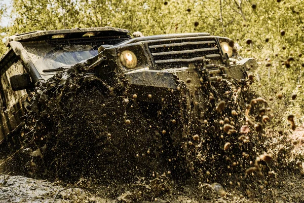 Mudding é off-roading através de uma área de lama molhada ou argila. Rastrear na lama. Movimento as rodas pneus e off-road que vai para a poeira . — Fotografia de Stock