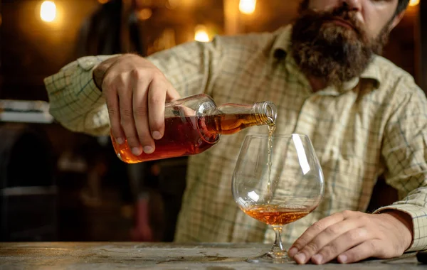 Závislost na alkoholu. Vousatý muž pití alkoholu. Whisky, brandy nebo koňaku koncept. Seriózní smutný muž s závislost na alkoholu. Závislost zotavení, psycholog. — Stock fotografie