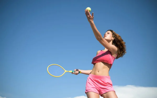 Chica con cuerpo atlético jugando tenis. Entrenamiento femenino activo feliz. Hermosa mujer atractiva fitness. Jovencita deportiva. Concepto de tenis . — Foto de Stock