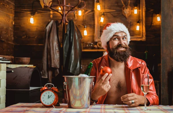 Le Père Noël barbu vous félicite avec du champagne en verre. Joyeux Noël et bonne année. Célébrez à la maison. Drôle de Père Noël moderne . — Photo