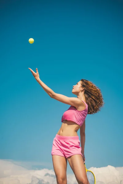 Chica jugando al tenis. Entrenamiento femenino activo feliz. Hermosa mujer atractiva fitness. Concepto de tenis. Deporte y estilo de vida saludable . — Foto de Stock