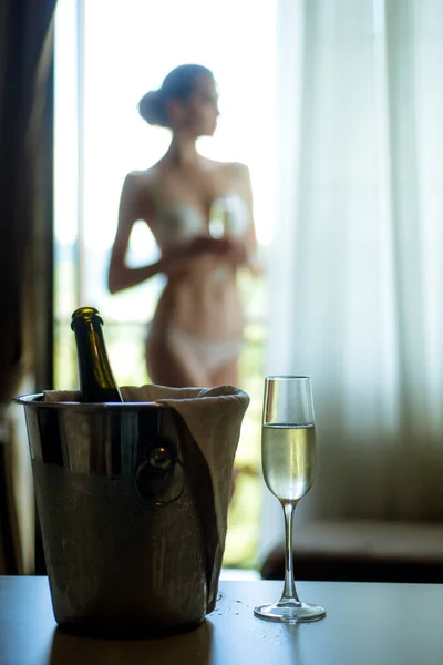 Nackte verschwommene Frau auf Champagnerglashintergrund. Liebespaar nach oder vor Sex im Schlafzimmer. — Stockfoto
