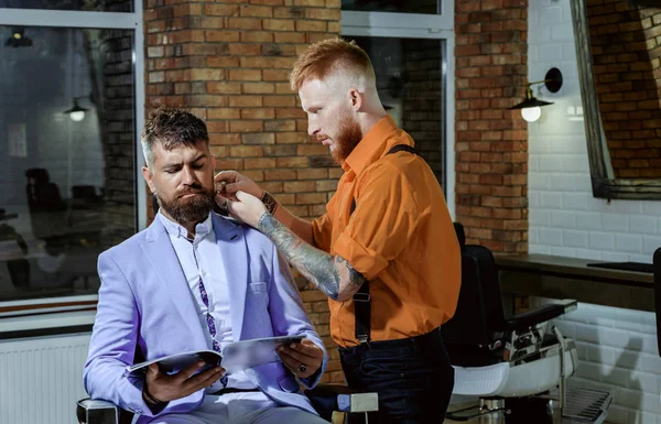 Hombre visitando peluquero en barbería. Peluqueros trabajan para un chico guapo en la peluquería . —  Fotos de Stock