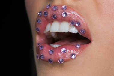 Bir gülümseme dudakları ayırdı. Gülümsemek. Sexi kadın seksi dudaklar. Dudaklar için silikon enjeksiyonu. Silikon diş diş telleri. Diş Bakımı. Botox tedavisi için kadın. Botox ve dolgu. Makyaj ile oynamayı seviyorum